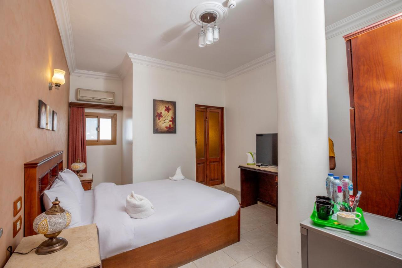 Pyramids Inn Hotel Kafrat al Jabal Bagian luar foto
