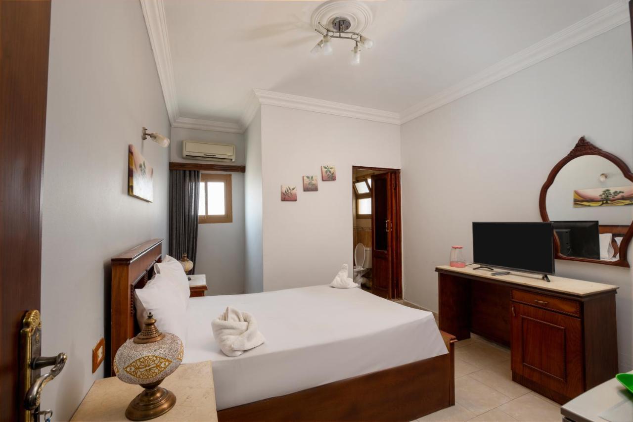 Pyramids Inn Hotel Kafrat al Jabal Bagian luar foto